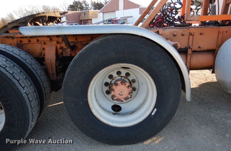 image for item IV9974 2002 Peterbilt 379  semi truck