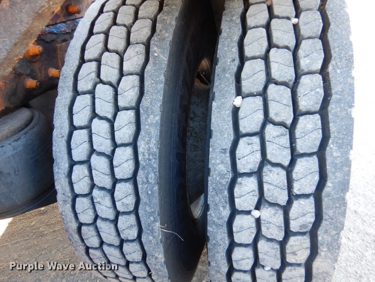 image for item IV9974 2002 Peterbilt 379  semi truck