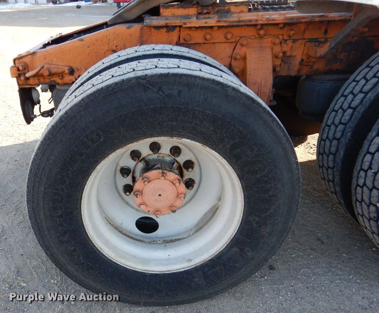 image for item IV9974 2002 Peterbilt 379  semi truck