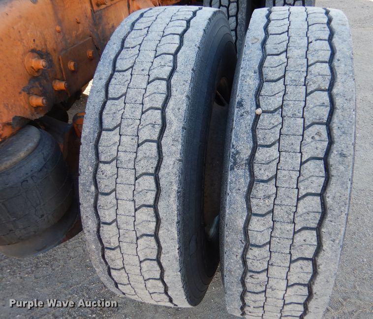 image for item IV9974 2002 Peterbilt 379  semi truck