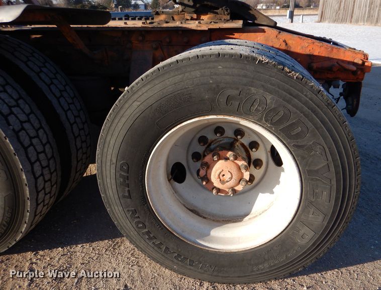 image for item IV9974 2002 Peterbilt 379  semi truck