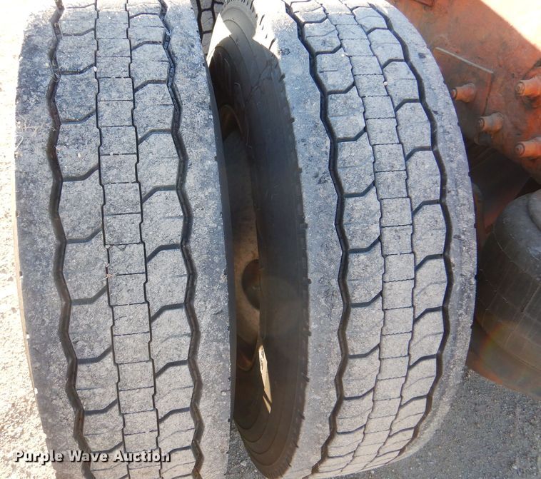 image for item IV9974 2002 Peterbilt 379  semi truck