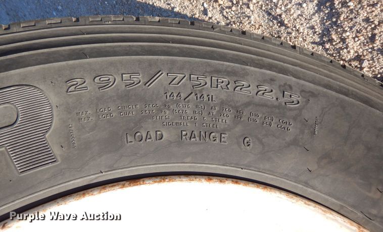 image for item IV9974 2002 Peterbilt 379  semi truck