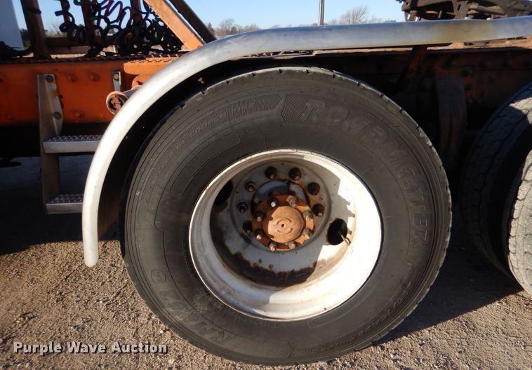 image for item IV9974 2002 Peterbilt 379  semi truck