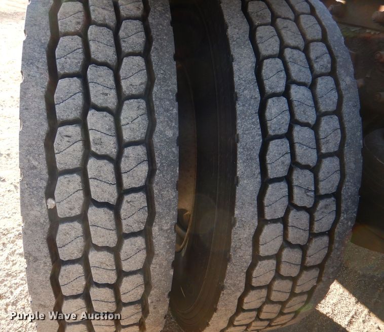 image for item IV9974 2002 Peterbilt 379  semi truck