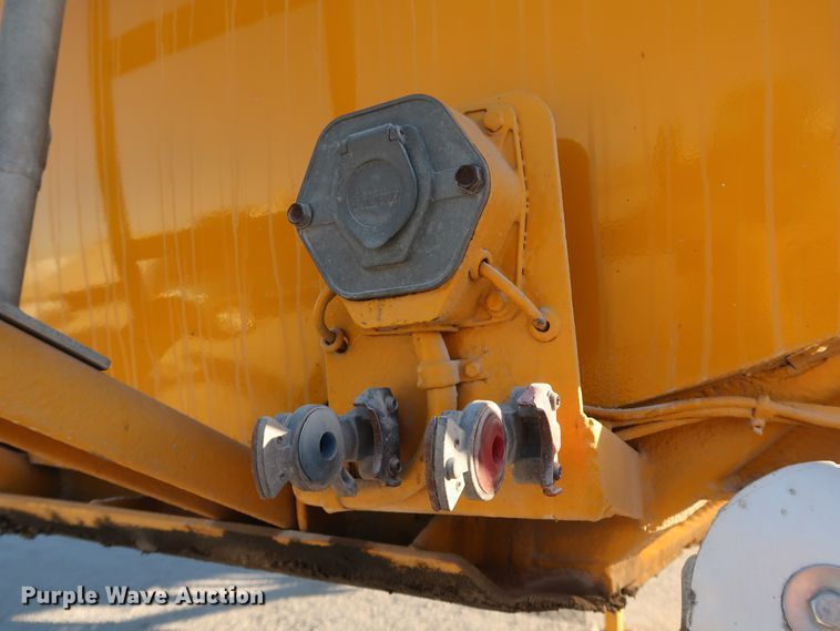 image for item IY9046 2004 Beall BAST-96-3-SB  tank trailer