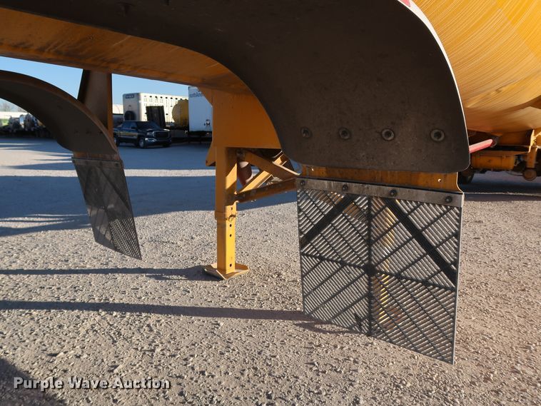 image for item IY9046 2004 Beall BAST-96-3-SB  tank trailer