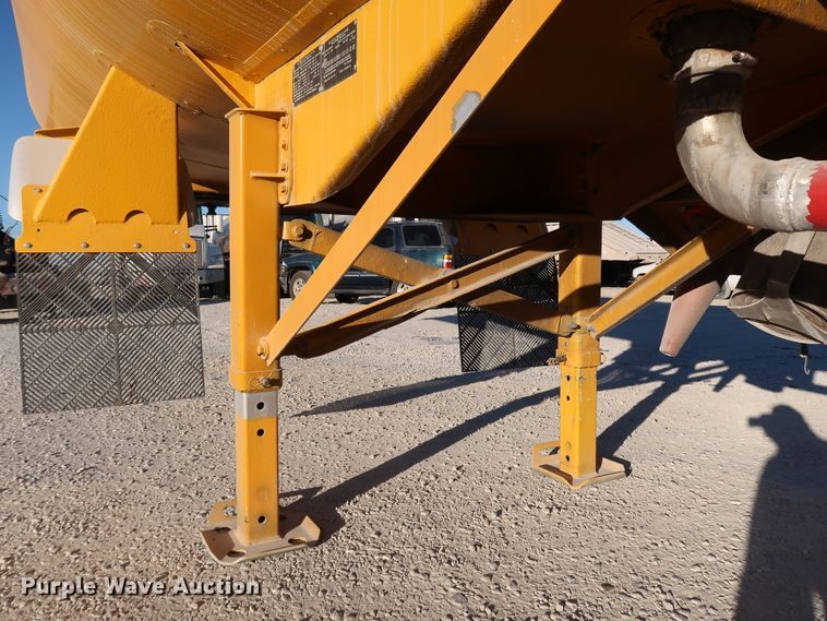 image for item IY9046 2004 Beall BAST-96-3-SB  tank trailer