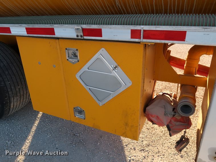 image for item IY9046 2004 Beall BAST-96-3-SB  tank trailer