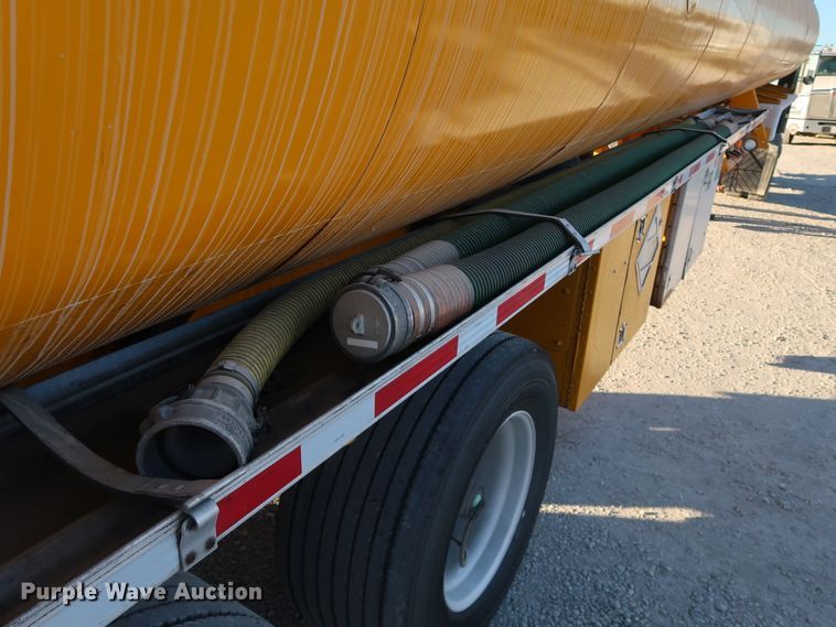 image for item IY9046 2004 Beall BAST-96-3-SB  tank trailer