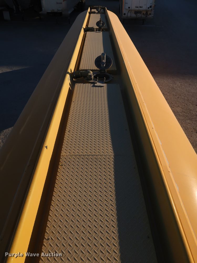 image for item IY9046 2004 Beall BAST-96-3-SB  tank trailer