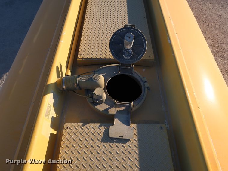 image for item IY9046 2004 Beall BAST-96-3-SB  tank trailer