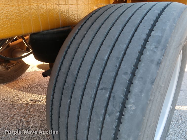 image for item IY9046 2004 Beall BAST-96-3-SB  tank trailer