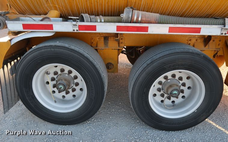 image for item IY9046 2004 Beall BAST-96-3-SB  tank trailer