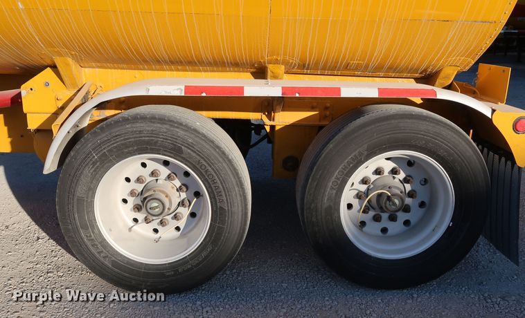 image for item IY9046 2004 Beall BAST-96-3-SB  tank trailer