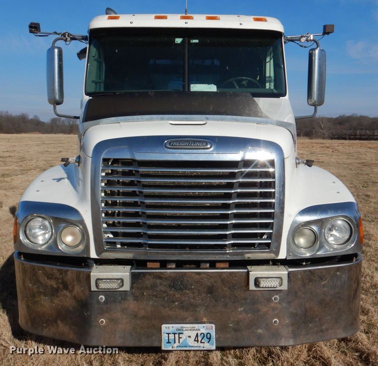 image for item JD9466 2005 Freightliner ST120  semi truck