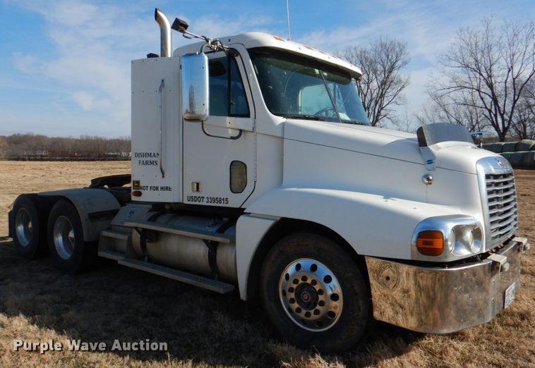 image for item JD9466 2005 Freightliner ST120  semi truck