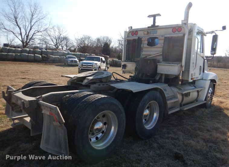 image for item JD9466 2005 Freightliner ST120  semi truck