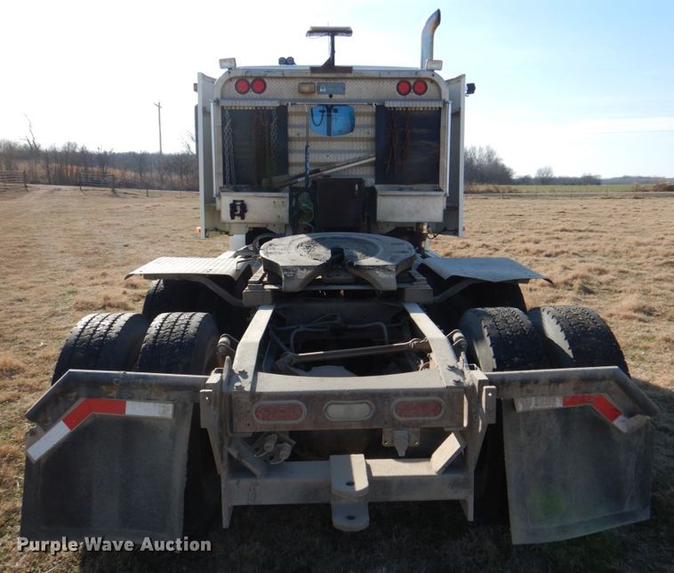 image for item JD9466 2005 Freightliner ST120  semi truck