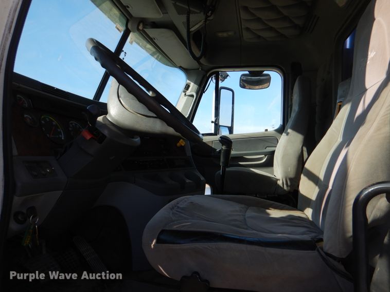 image for item JD9466 2005 Freightliner ST120  semi truck