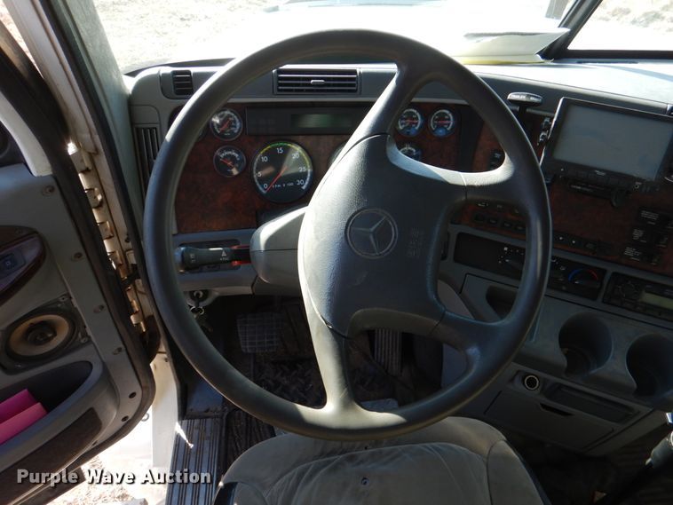 image for item JD9466 2005 Freightliner ST120  semi truck