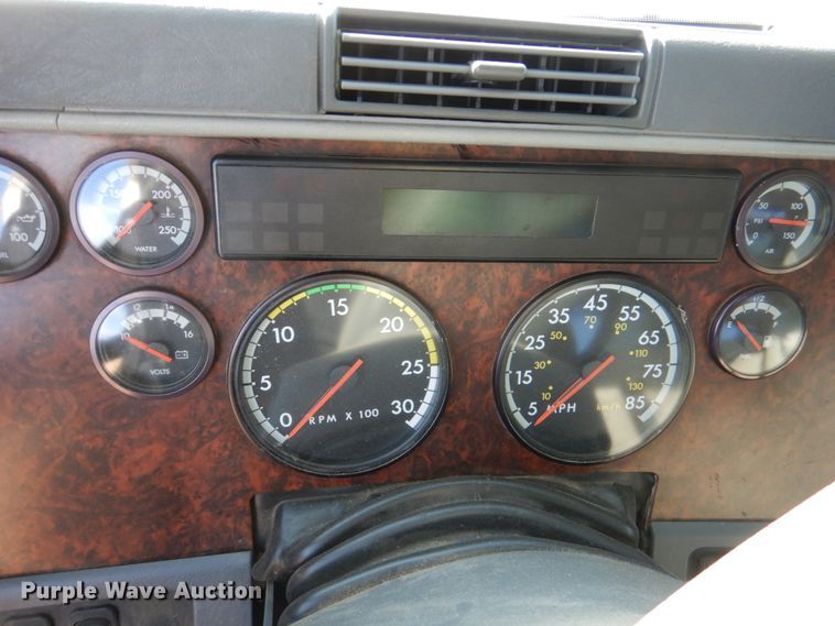 image for item JD9466 2005 Freightliner ST120  semi truck