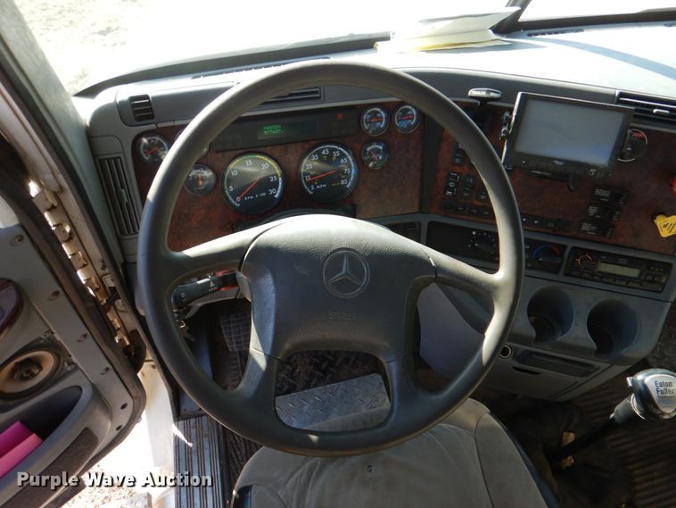 image for item JD9466 2005 Freightliner ST120  semi truck