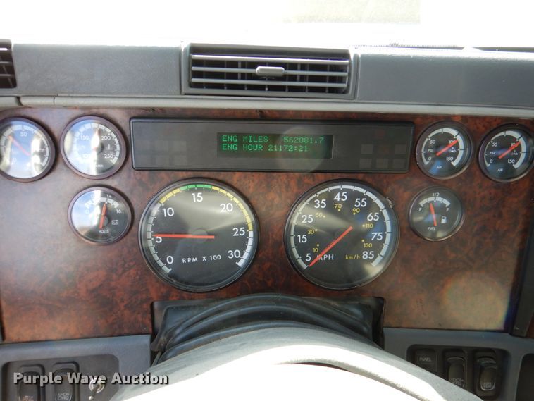 image for item JD9466 2005 Freightliner ST120  semi truck