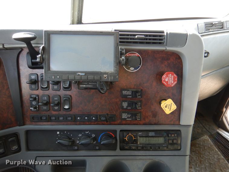 image for item JD9466 2005 Freightliner ST120  semi truck