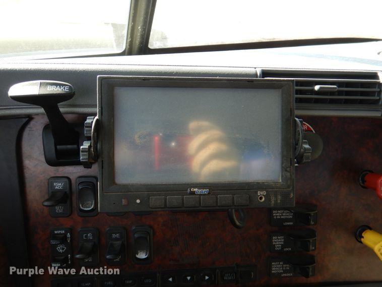 image for item JD9466 2005 Freightliner ST120  semi truck