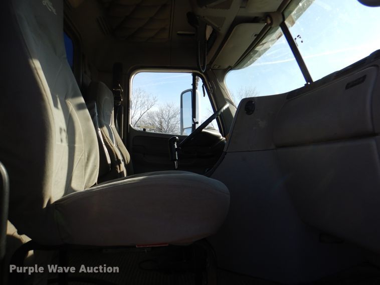 image for item JD9466 2005 Freightliner ST120  semi truck