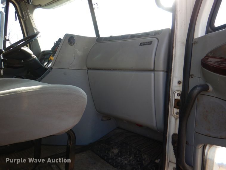 image for item JD9466 2005 Freightliner ST120  semi truck