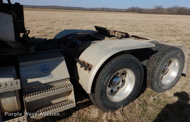 image for item JD9466 2005 Freightliner ST120  semi truck