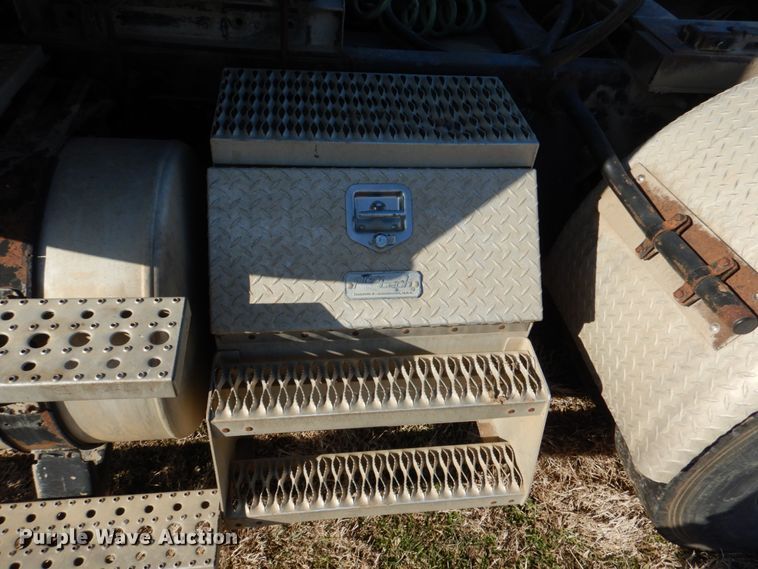 image for item JD9466 2005 Freightliner ST120  semi truck