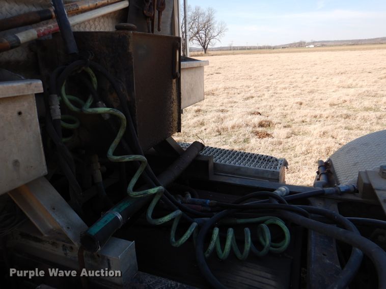 image for item JD9466 2005 Freightliner ST120  semi truck