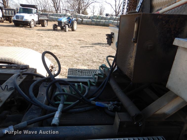 image for item JD9466 2005 Freightliner ST120  semi truck