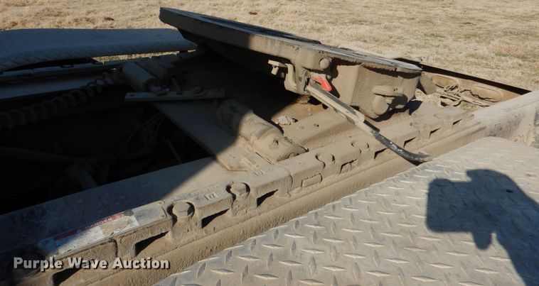 image for item JD9466 2005 Freightliner ST120  semi truck