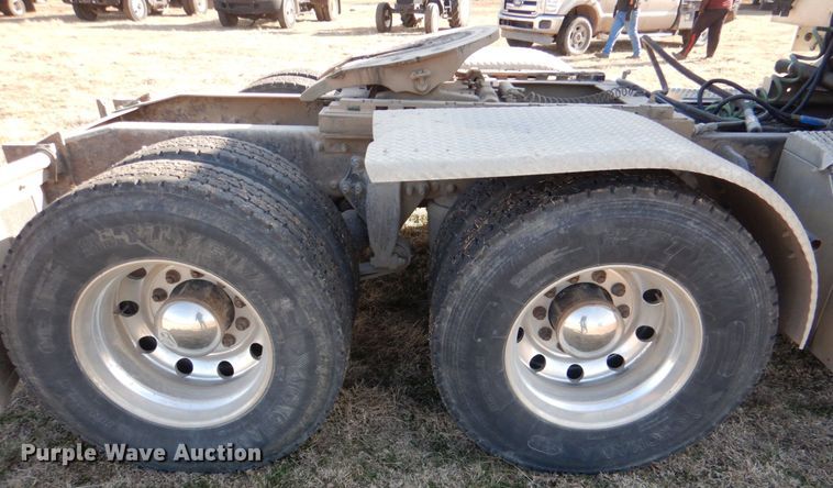 image for item JD9466 2005 Freightliner ST120  semi truck