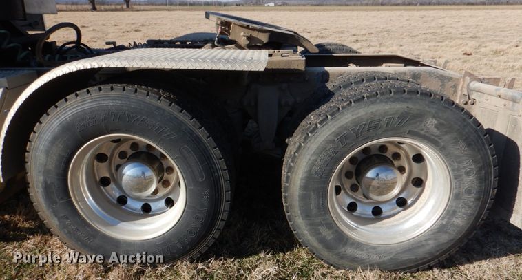 image for item JD9466 2005 Freightliner ST120  semi truck