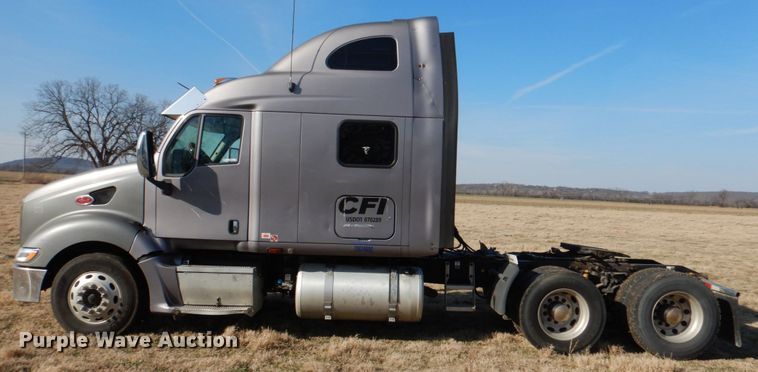 image for item JD9467 2007 Peterbilt 387  semi truck