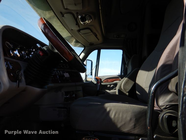 image for item JD9467 2007 Peterbilt 387  semi truck