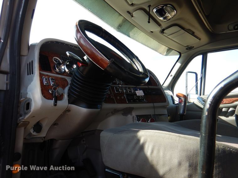 image for item JD9467 2007 Peterbilt 387  semi truck
