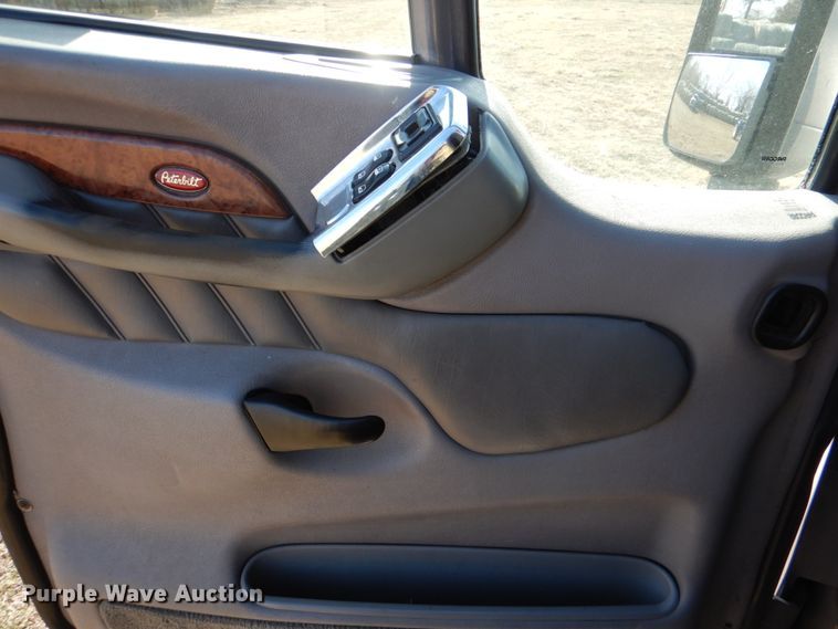 image for item JD9467 2007 Peterbilt 387  semi truck