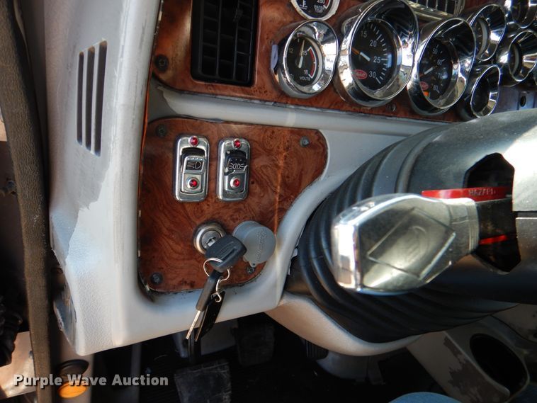 image for item JD9467 2007 Peterbilt 387  semi truck