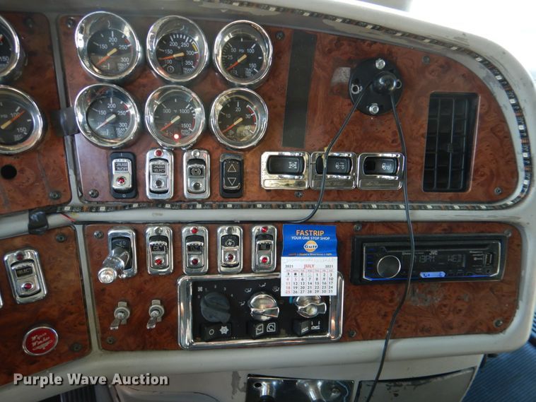 image for item JD9467 2007 Peterbilt 387  semi truck