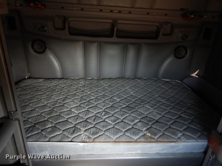 image for item JD9467 2007 Peterbilt 387  semi truck