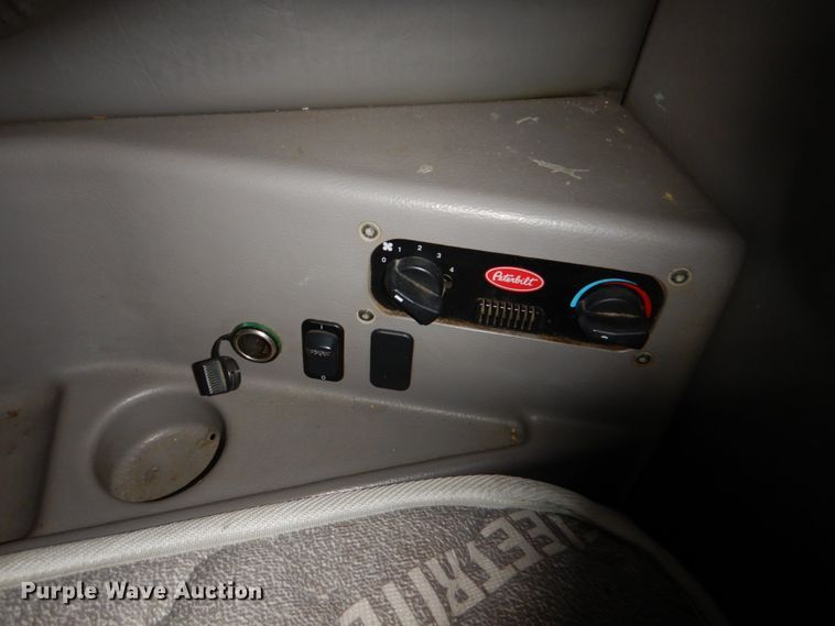 image for item JD9467 2007 Peterbilt 387  semi truck