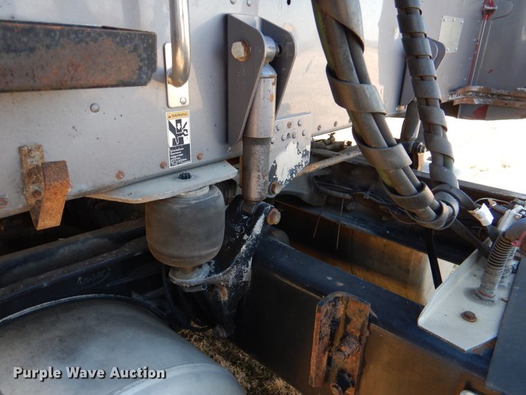 image for item JD9467 2007 Peterbilt 387  semi truck