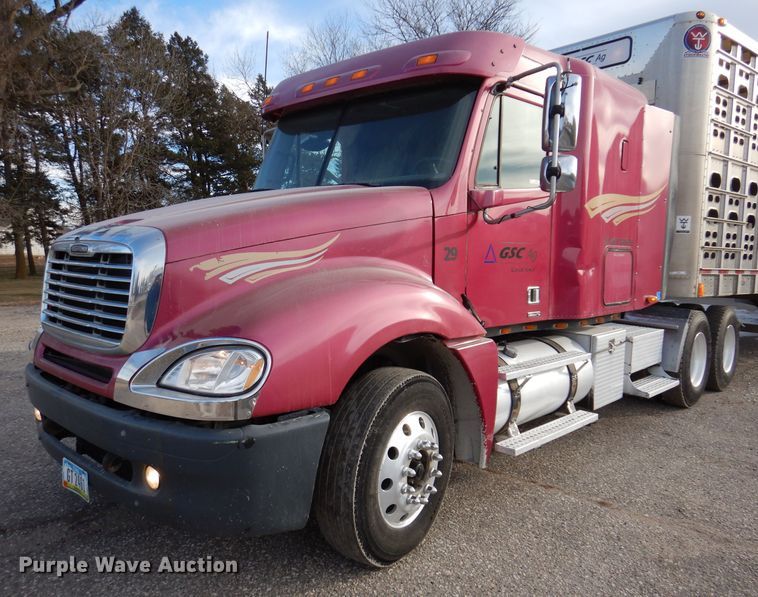 image for item JH9905 2006 Freightliner Columbia 120  semi truck