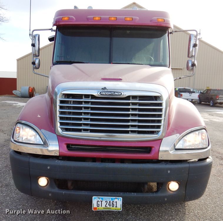 image for item JH9905 2006 Freightliner Columbia 120  semi truck